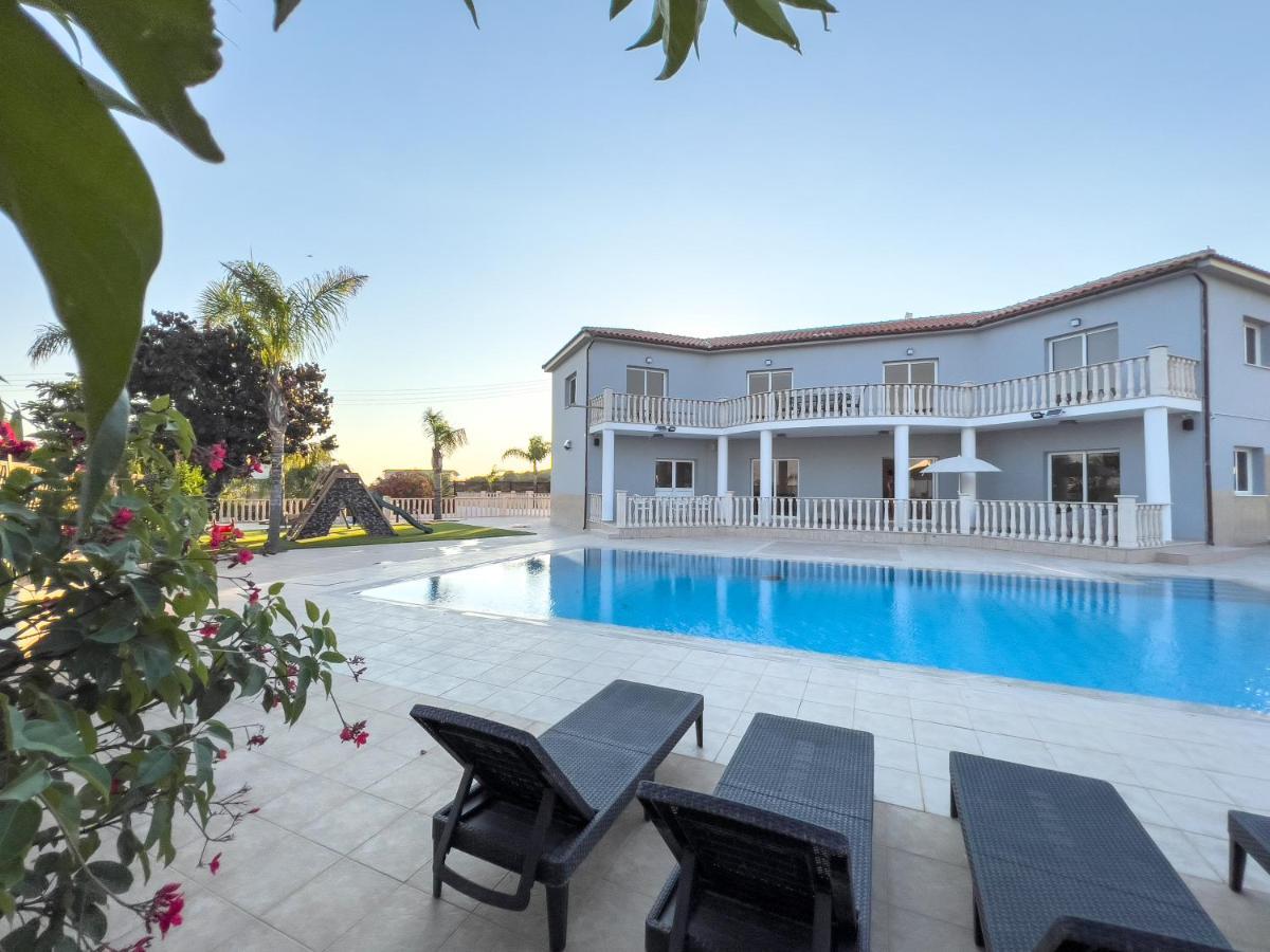 Grand Villa Lynn Seaview ไอยานาปา ภายนอก รูปภาพ